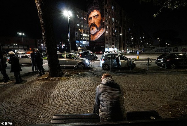  Thành phố Napoli trầm lặng trong ngày Maradona ra đi vĩnh viễn.