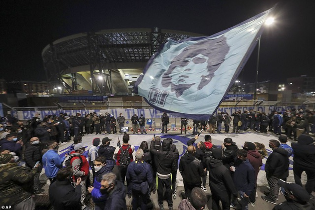  Ở Napoli, những người hâm mộ đã tụ tập trước sân San Paolo để tưởng nhớ Maradona
