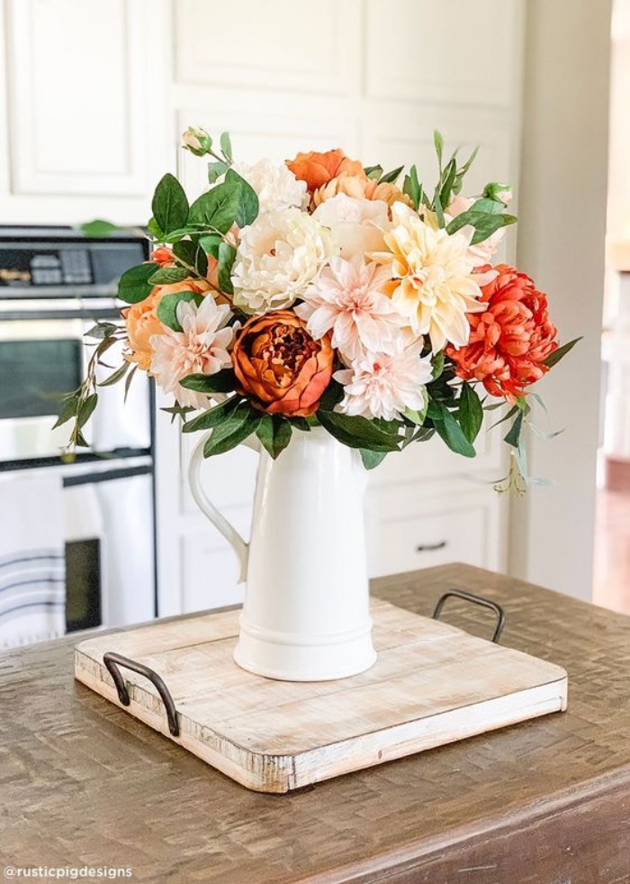  Nếu muốn làm đẹp không gian bếp, bạn có thể chọn những loại hoa có bông to để nơi nấu nướng thêm sức sống và sự vui tươi. Một vài loại hoa phù hợp như cẩm tú cầu, mẫu đơn. Hãy lựa những bình hoa với kiểu dáng như đồ dùng trong bếp, không gian sẽ ấn tượng hơn rất nhiều.