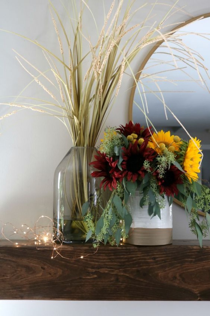  Lựa chọn nhiều loại hoa hướng dương khác màu kết hợp trong chiếc bình cổ ngắn cũng là giải pháp thú vị để mang đến vẻ đẹp cho góc nhỏ không gian sống nhà bạn.