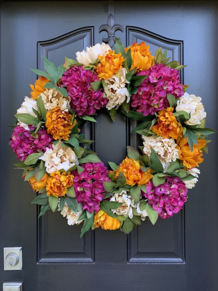  Những cánh cửa vào nhà sẽ đẹp hơn khi có sự hiện diện của vòng hoa rực rỡ.