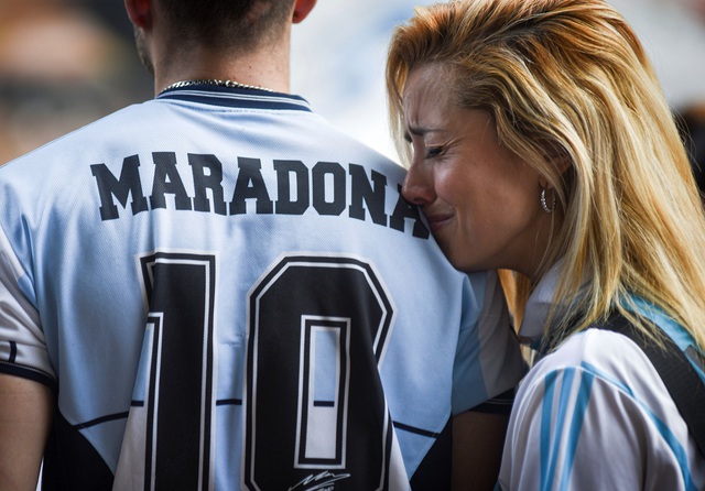  Maradona giành trọn tình yêu của người dân Argentina. Hàng ngàn người hâm mộ nước này đã xuống đường ở thủ đô Buenos Aires để tri ân huyền thoại bóng đá Maradona.