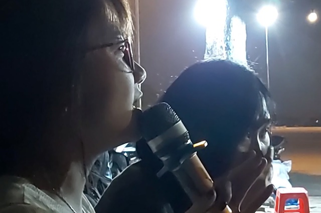  Giàn loa karaoke công suất lớn gây ô nhiễm tiếng ồn về đêm. Nhiều bạn trẻ vẫn vô tư hát hò dù đã muộn (khoảng 23h đêm).