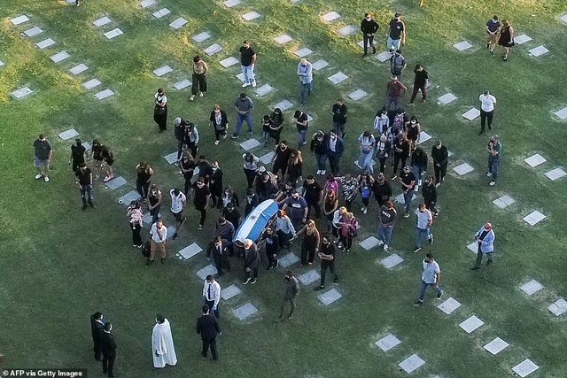  Lễ an táng tại nghĩa trang diễn ra ngắn gọn, với khoảng 30 người, hầu hết đều là người thân của huyền thoại bóng đá Argentina.