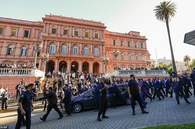  Lực lượng an ninh hoạt động hết công suất trong lễ tang Maradona.