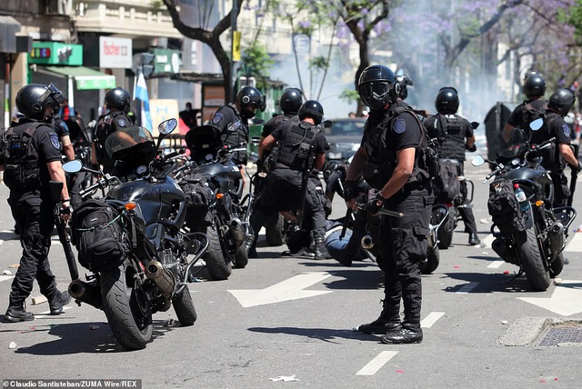  Hơn 200 cảnh sát được huy động tại Buenos Aires để kiểm soát an ninh lễ tang của Maradona.