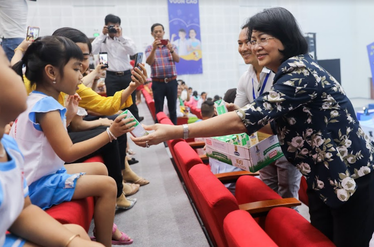   Phó Chủ tịch nước Đặng Thị Ngọc Thịnh trao những hộp sữa học đường cho trẻ em tham gia ngày hội