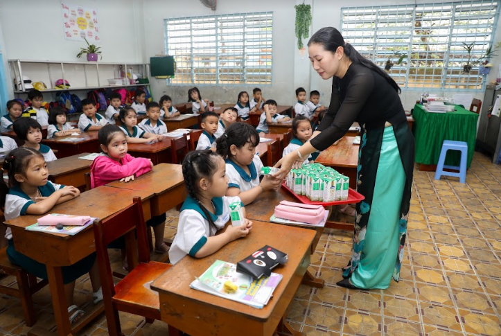  Hơn 46.300 học sinh mầm non, tiểu học công lập tại Vĩnh Long đang được thụ hưởng chương trình SHĐ trong năm học 2020-2021