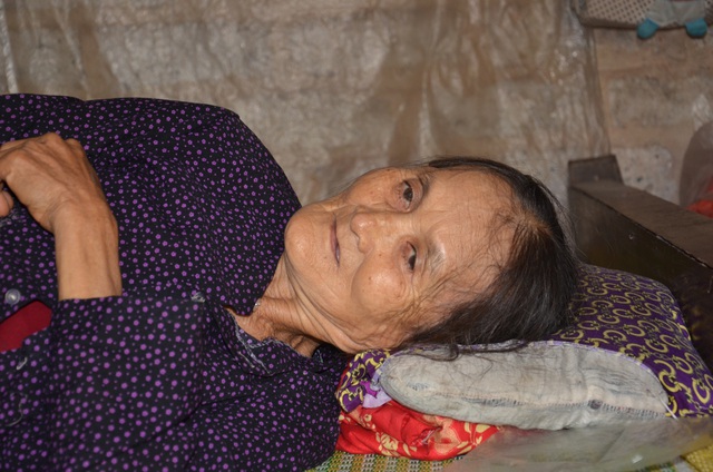  Nhà quá nghèo khó, dù ốm nằm liệt giường nhưng bà Thìn không kiếm đâu được tiền đến viện