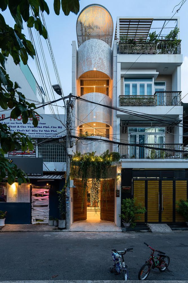  LVS.House là mẫu nhà ống điển hình ở những khu dân cư đông đúc của Việt Nam. Tuy nhiên, ngôi nhà có điểm khác biệt chính so với những căn khác khi xét về diện tích mặt bằng.