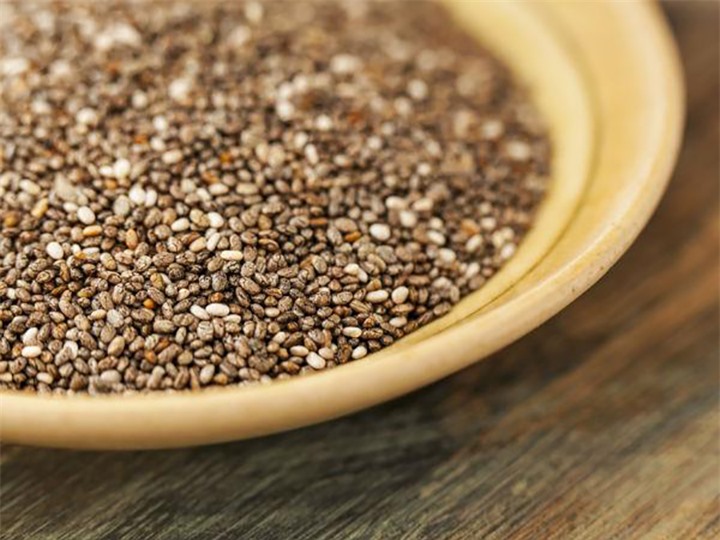  Hạt lanh hoặc hạt chia: Những hạt này rất bổ dưỡng, vì chúng chứa axit béo omega-3, chất xơ và hợp chất thực vật độc đáo.