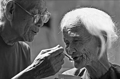  Nhiều cặp vợ chồng già rất vui được yêu thương chăm sóc nhau cả đời. Ảnh minh họa.