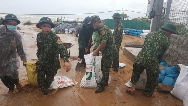  Bộ đội biên phòng Đồn Biên phòng xã Phước Dinh, huyện Thuận Nam hỗ trợ người dân thôn Vĩnh Trường gia cố lại đoạn đường bị sạt lở