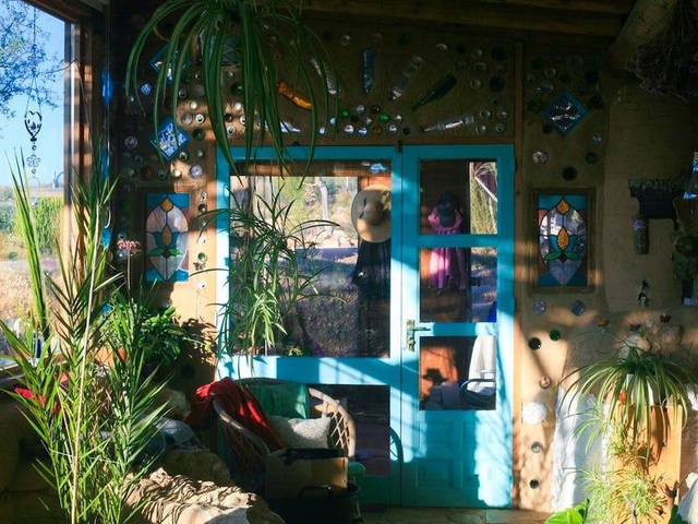 Cặp đôi quyết định áp dụng mô hình Earthship. Họ mua mảnh đất 20ha và bắt tay xây dựng căn nhà rộng gần 80m2 vào năm 2007. Hai ông bà mất 7 năm để hoàn thành ngôi nhà sinh thái của mình. Ngôi nhà được ông bà đặt tên là Cuevas de Sol, có nghĩa là