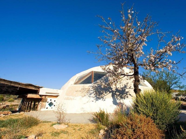 Điều bà Laura yêu thích nhất ở căn Earthship của mình là nhiệt độ. Các cửa sổ hướng Nam và lốp xe được thiết kế để giữ nhiệt vào mùa đông nên bên trong nhà luôn ấm áp.