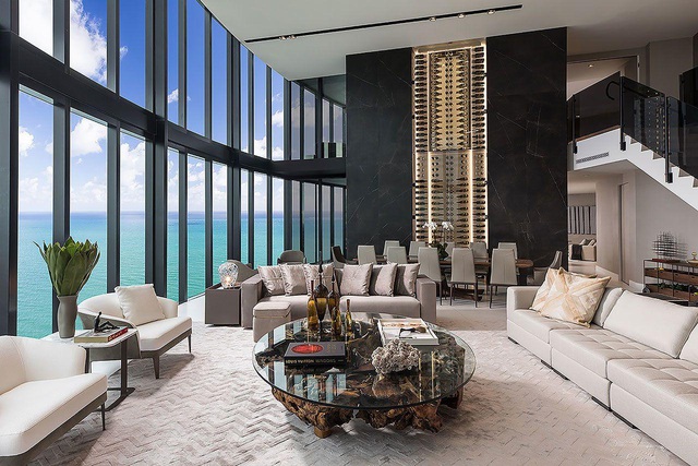 Có 2 căn penthouse bên trong tòa tháp, mỗi căn cao 4 tầng trong tòa tháp. Giá bán mỗi căn hơn 32 triệu USD.