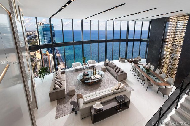 Không chỉ có diện tích lớn hơn các căn hộ khác, mỗi căn penthouse còn có gara chứa được 7 ô tô.