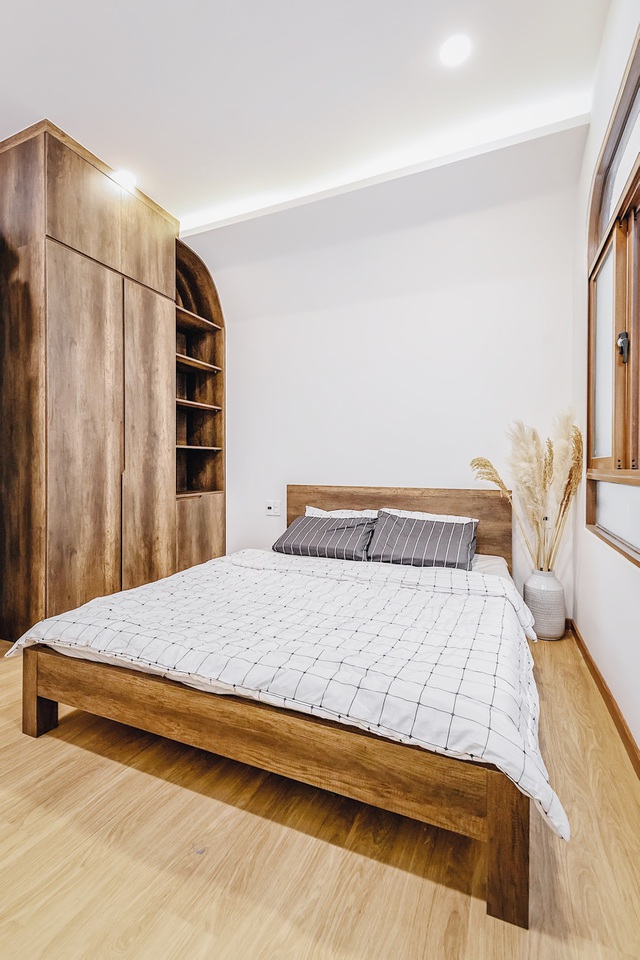 Một phòng ngủ khác dành cho cháu gái về ở mỗi cuối tuần. Đồ đạc thiết kế đơn giản với gam màu trắng - nâu đặc trưng. Bộ chăn ga được thay bằng màu sắc tươi tắn cho phù hợp tính cách người trẻ.