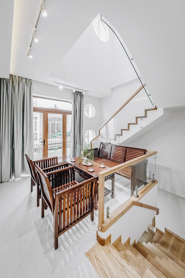 Đặc biệt ở tầng 2 còn có phòng khách nhỏ để cả gia đình quây quần mỗi dịp lễ Tết. Bộ bàn ghế gợi cảm giác thân thuộc. Phía trước là ban công có thể trồng cây, tạo hệ sinh thái mới.