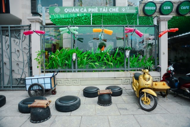 Quán cà phê dùng rác làm đồ trang trí độc nhất ở Sài Gòn