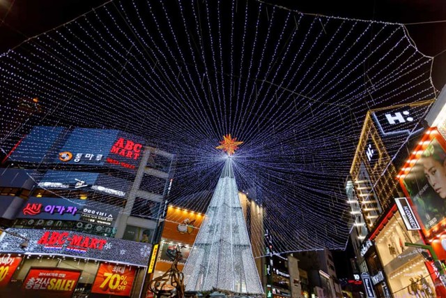  Hàn Quốc - Cây thông Noel của Busan được đặt tại khu thương mại Seomyeon.