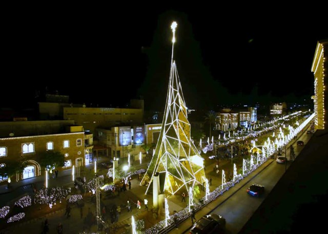  Lebanon - thành phố Byblos trưng bày một cây thông Noel với thiết kế đương đại. 