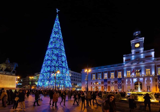  Tây Ban Nha - Cây thông Noel khổng lồ, lấp lánh ở Madrid.