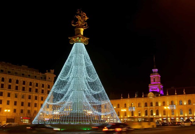  Georgia - Tượng đài Tự do của Tbilisi được biến tấu thành cây thông Noel trong mùa lễ hội, điểm tô thêm vẻ lung linh cho quảng trường trung tâm thành phố.