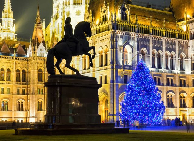  Hungary - Cây thông Noel màu xanh ngọc bích của Budapest trên Quảng trường Kossuth Lajos tạo thêm màu sắc cho Tòa nhà Quốc hội Hungary.