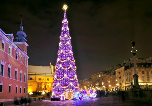  Ba Lan - Một cây thông Noel, đầy ắp quà tặng tại Quảng trường Cung điện ở Phố Cổ Warsaw, một Di sản Văn hóa được UNESCO công nhận.