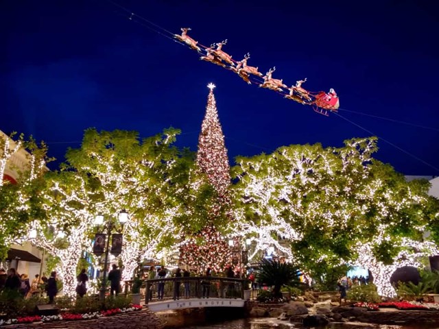  Hoa Kỳ - Grove, một điểm đến mua sắm, ăn uống yêu thích của Los Angeles, có ông già Noel và những tuần lộc trên cây thông Noel cao 30 m (100 ft).