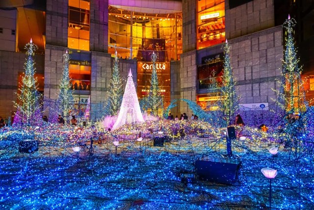 Nhật Bản - Caretta Shiodome là một trung tâm mua sắm tuyệt vời để ghé thăm bất cứ lúc nào trong năm, nhưng trong mùa lễ hội, những người mua sắm sẽ được chào đón bằng một màn trình diễn đặc biệt của cây thông Noel.