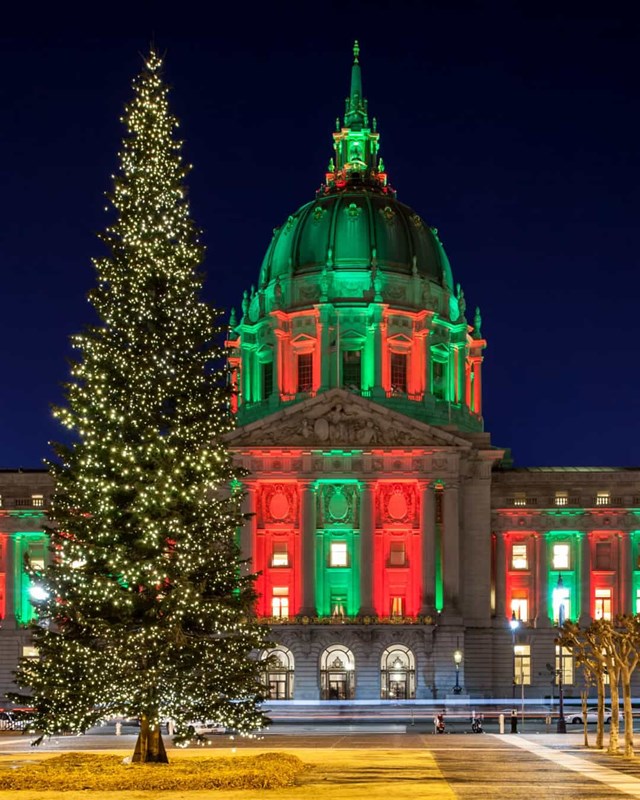  Hoa Kỳ - Tòa thị chính hùng vĩ của San Francisco ngập trong ánh sáng xanh đỏ để bổ sung cho màu sắc của cây thông Noel của thành phố.