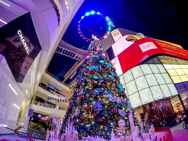  Thái Lan - Cây thông Noel tôn lên vẻ quyến rũ của trung tâm mua sắm EmQuartier sang trọng trên đường Sukhumvit ở Bangkok.