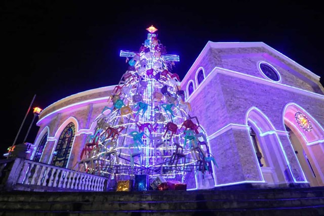  Philippines - Nằm cách xa sự hối hả và nhộn nhịp của Manilla, Ligao, một thành phố thuộc tỉnh Albay, tổ chức lễ Giáng sinh với một cây thông Noel được tạo ra bằng vật liệu tái chế.