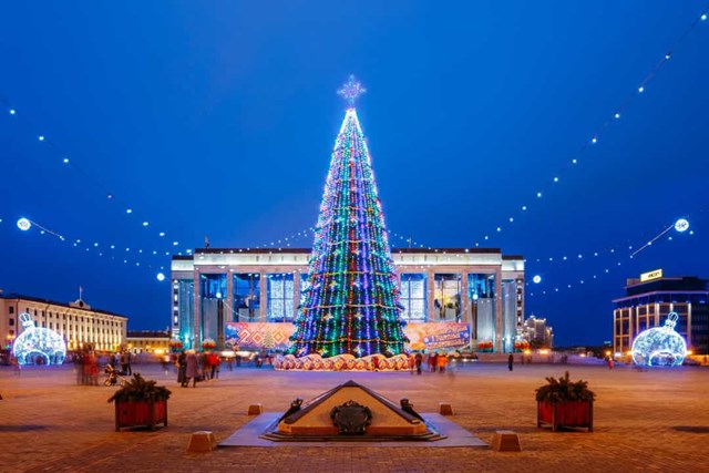  Belarus - Quảng trường Tháng Mười ở Minsk, thủ đô của đất nước, được sử dụng cho tất cả các cuộc diễu hành và nghi lễ. Tuy nhiên, trong mùa lễ hội, một cây thông Noel khổng lồ chiếm vị trí trung tâm trước Cung điện, bản thân nó là một địa điểm văn hóa nổi tiếng.