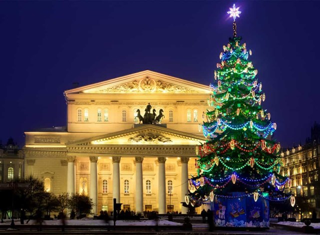  Nga - Cây thông Noel xinh xắn bên ngoài tòa nhà Nhà hát Bolshoi Tân cổ điển nằm ở trung tâm thủ đô Moscow.