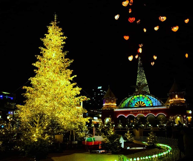  Đan Mạch - Giáng sinh sẽ không phải là Giáng sinh nếu không có một cây thông Noel chào mừng du khách đến thăm công viên giải trí Tivoli Gardens ở Copenhagen. © Shutterstock