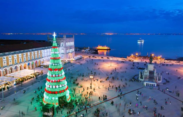  Bồ Đào Nha - cây thông Noel của Lisbon được đặt ở một trong những địa điểm mang tính biểu tượng nhất của thành phố.