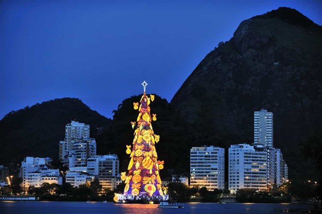 Brazil - Trong khung cảnh đẹp như mơ, cây thông Noel nằm trên mặt nước của một đầm phá ở Rio de Janeiro như một ngọn hải đăng lộng lẫy.