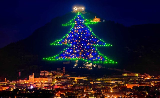  Italia - Gubbio, một trong những thị trấn thời Trung cổ đẹp nhất ở châu Âu, được biết đến với Cây thông Noel trên núi Ingino. 