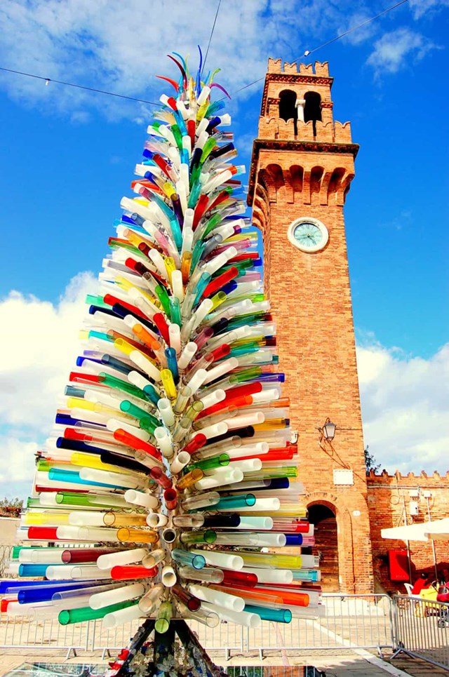  Với bối cảnh kỳ lạ giữa một số ví dụ điển hình nhất của châu Âu về kiến trúc thời Phục hưng, cây thông Giáng sinh trông kỳ lạ này ở Murano, Venice (Italia), được làm hoàn toàn bằng ống thủy tinh màu.