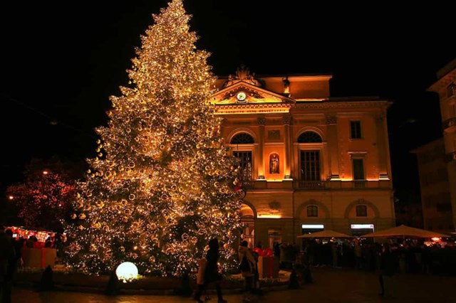  Thụy Sĩ - Nhẹ nhàng nhưng thật lãng mạn đó chính là cây thông Noel đối diện với Palazzo Civico hoặc Tòa thị chính của Lugano.