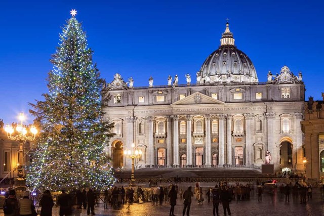  Italia - Độ sáng của Vương cung thánh đường Thánh Peter ở thành phố Vatican dường như phản chiếu ánh sáng của cây thông Noel.  