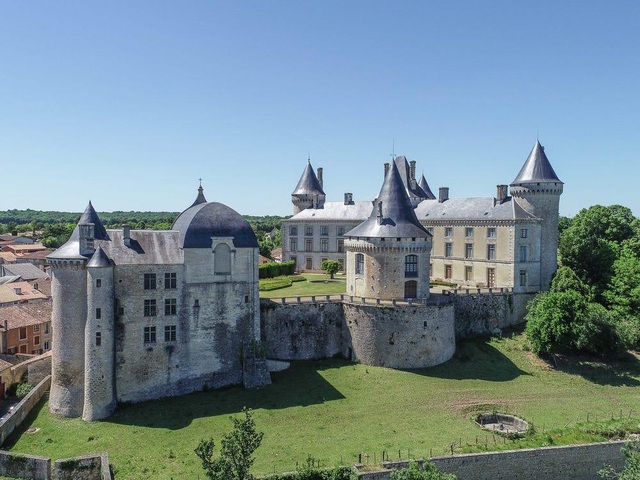  Là nơi sinh sống của gia tộc Rochefoucauld - một trong những gia tộc lâu đời và nổi tiếng nhất trong giới quý tộc Pháp suốt 1.000 năm qua, nhưng đây là lần đầu tiên tòa lâu đài Château de Verteuil được rao bán trên thị trường.