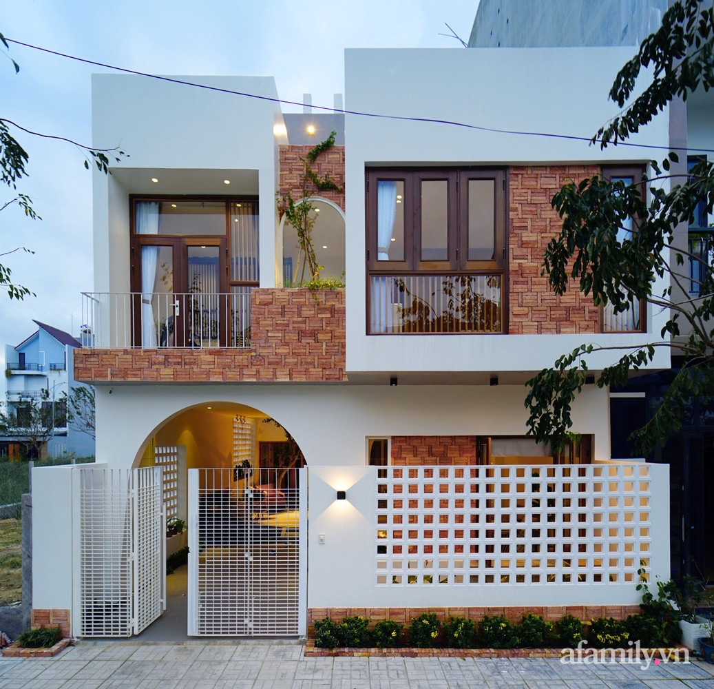  Căn nhà phố ở Quảng Ngãi tạo ấn tượng mạnh mẽ với vẻ đẹp giản dị, gần gũi với kiến trúc địa phương nhờ sử dụng gạch, gỗ và những mảng nhấn màu trắng.