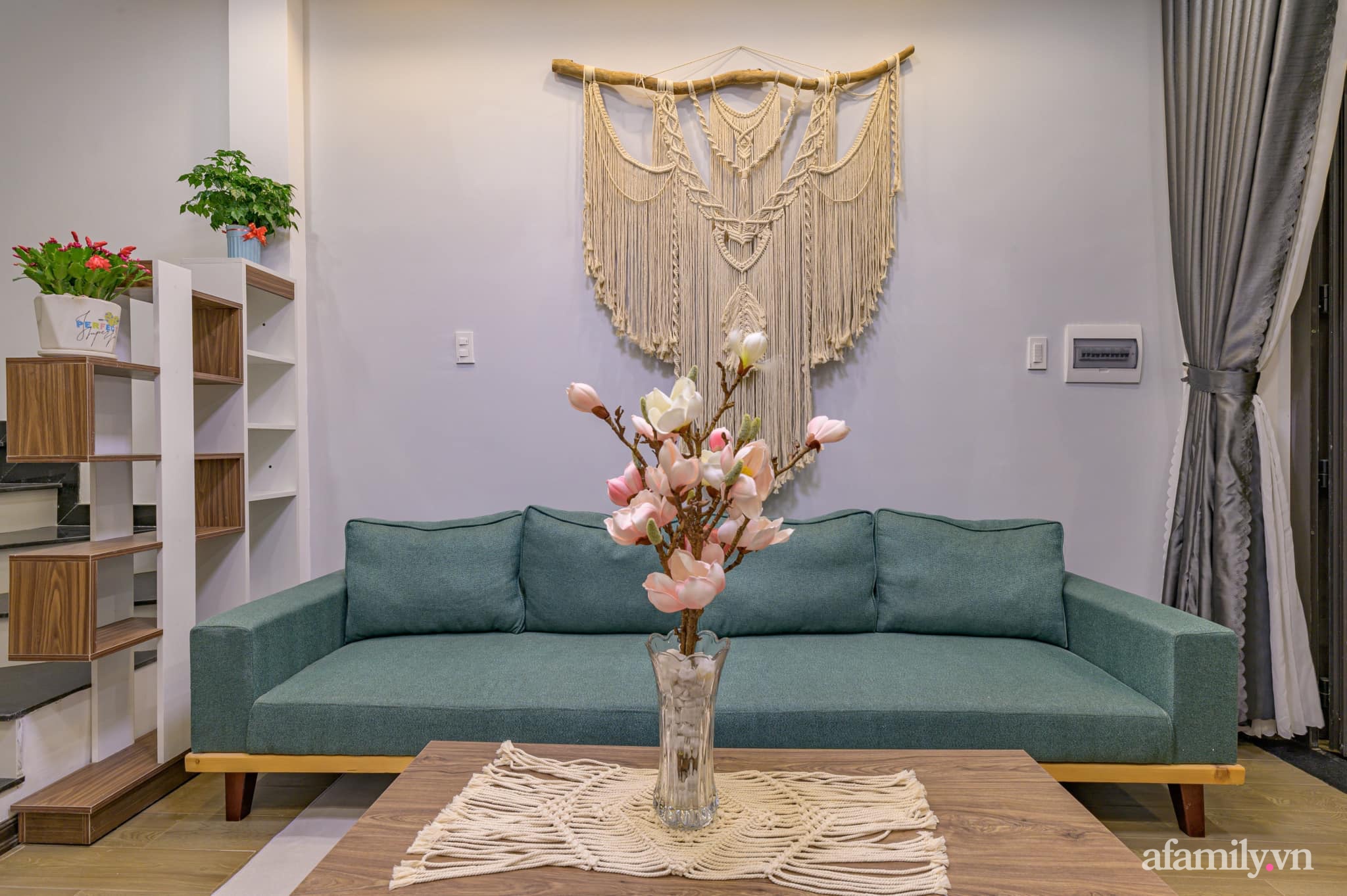  Không gian phòng khách được thiết kế đơn giản, tinh tế với điểm nhấn từ sofa. Nội thất như kệ tivi, kệ trang trí, bàn trà đều được sử dụng màu gỗ đơn giản, thân thiện.