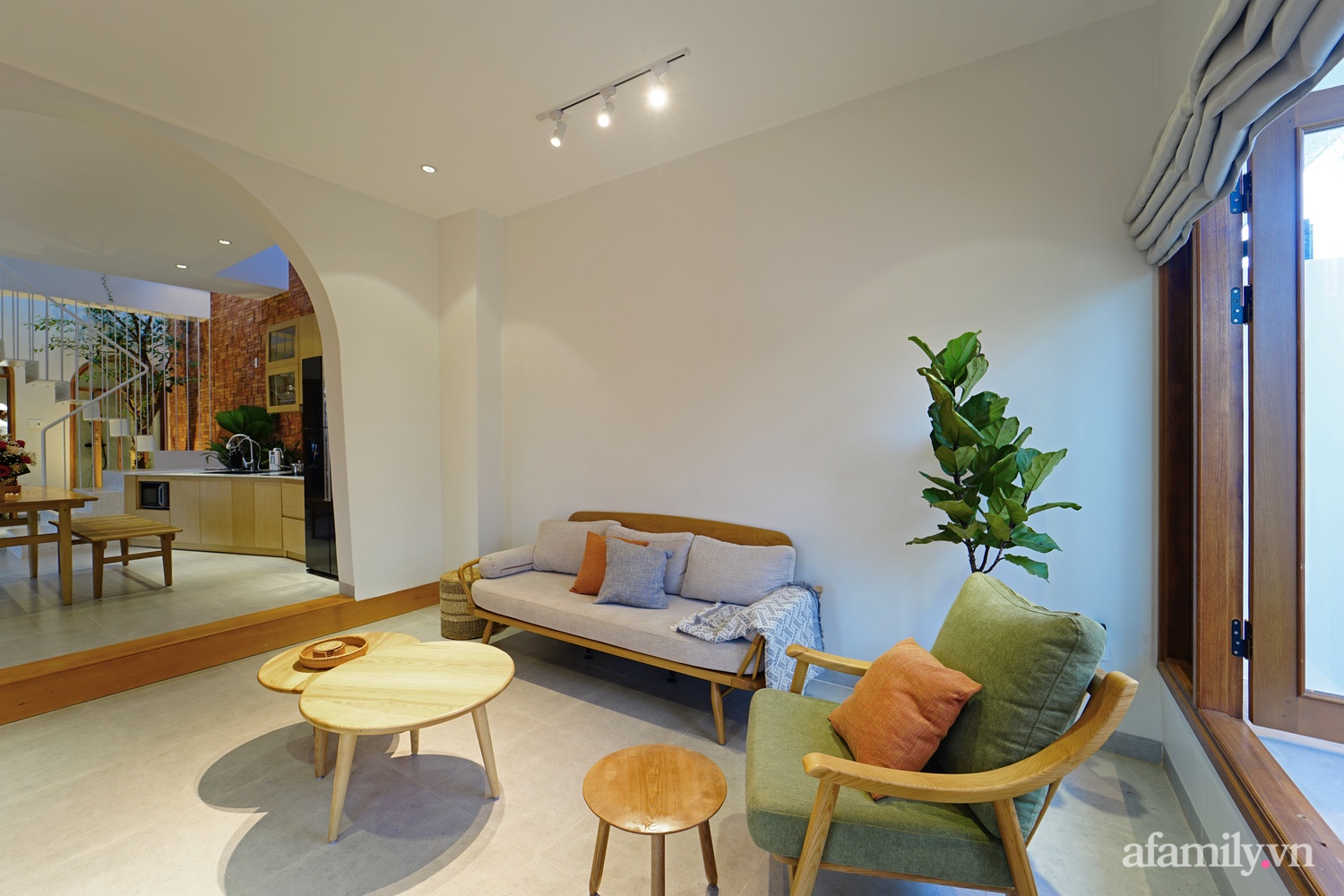  Không gian phòng khách được thiết kế ấn tượng với ghế sofa văng khung gỗ, ghế đơn cũng được chọn khung gỗ để tăng tính kết nối với tổng thể.