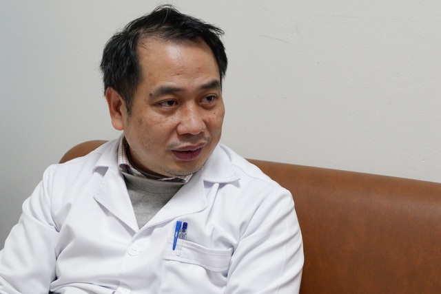  BSCKII Nguyễn Trung Cấp, Phó Giám đốc Bệnh viện Bệnh Nhiệt đới Trung ương (Hà Nội) chia sẻ về tình trạng của BN1465