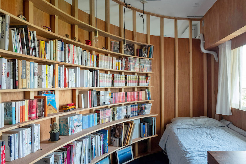  Không gian phòng ngủ được tận dụng khu vực có khung cửa sổ. Giường ngủ đặt sát cửa sổ, phần diện tích tường vòng cung được bố trí thêm kệ sách tiện lợi.
